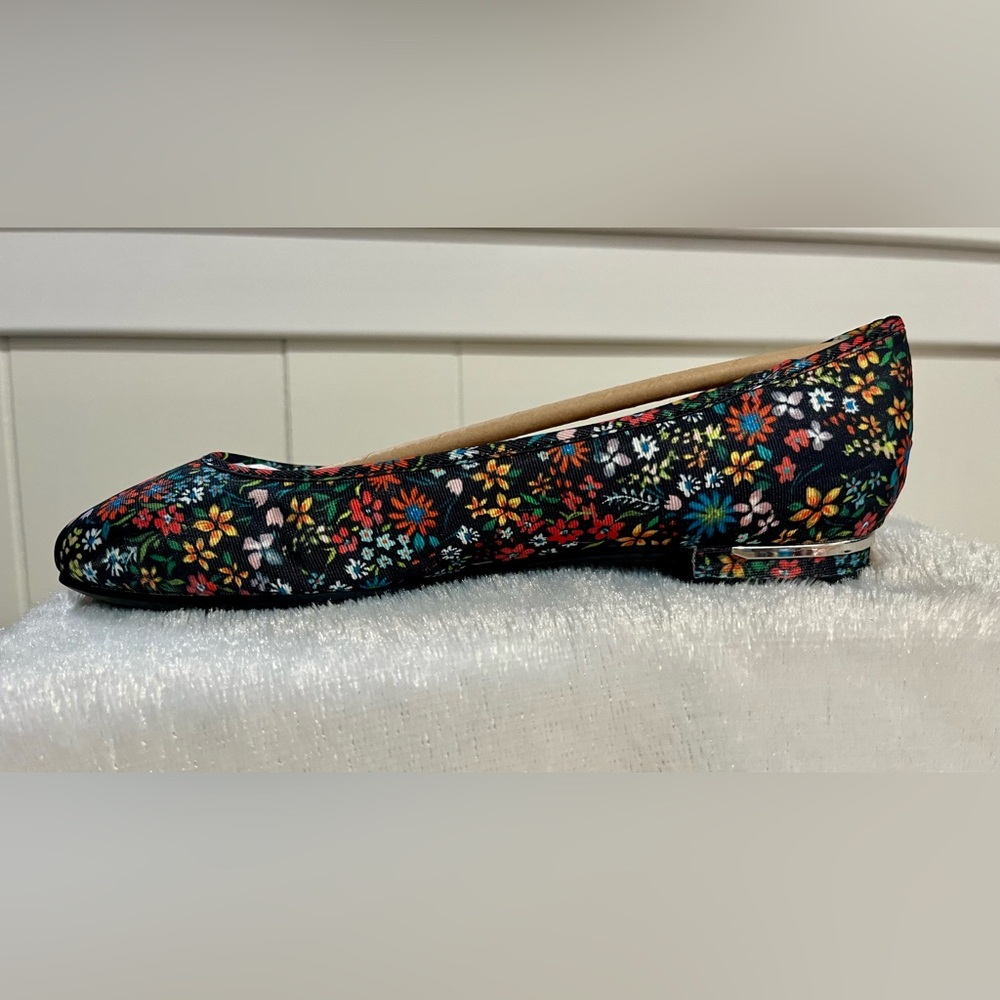 Women’s size 6 M Life Stride Floral Ballet Flats absolutely adorable New w box